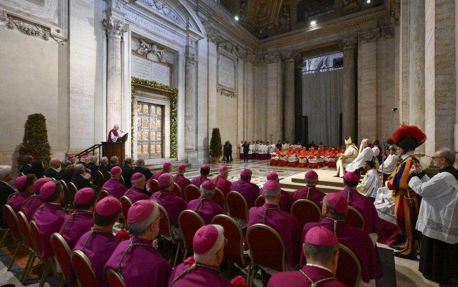Vaticano, 9 maggio 2024.
Papa Francesco  procede alla Consegna e lettura della Bolla di indizione del Giubileo 2025 nell'atrio della Basilica di San Pietro.