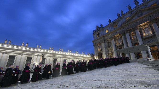 Vaticano, 20 maggio 2024.Processione e Rosario per la Pace